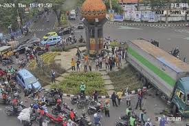 Truk Boks Tabrak Sejumlah Mobil dan Motor di Tangerang