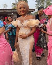Igbo Bride In Beautiful Lace Off Shoulder Traditional Wedding Attire And Headtie In 2020 Traditional Wedding Attire African Traditional Wedding Dress Lace Gown Styles