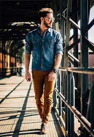 Calça Bege Com Camisa Jeans Masculina Look Do Dia 55 Camisa Jeans Gdg2015 Moda Ropa Hombre Estilo De Ropa Hombre Ropa Casual De Hombre