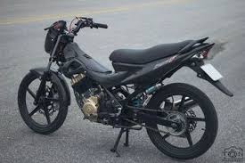 Satria fu, siapa sih yang gak tau motor yang satu ini, motor yang populer di kalangan anak muda ini, sekarang sudah banyak berkeliaran di jalan raya. Saep Hedon Modifikasi Suzuki Satria F150 Templok Part Mewah Baju Full Carbon Motorplus