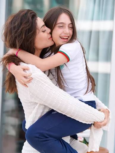 Las postales del cumpleaños de Gina, la hija de Emilia ...