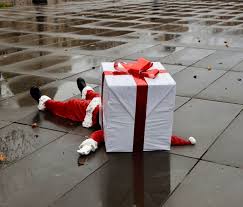 Le Père Noël écrasé sous un immense cadeau : la nouvelle sculpture choc de  l'artiste toulousain James Colomina à Paris