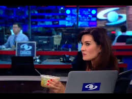 Noticias caracol es uno de los informativos más vistos por los colombianos desde hace bastantes años, es por eso que es de suma importancia que cada miembro del equipo genere respeto, admiración y cariño entre los televidentes basados en sus labores periodísticas. A Vanessa La Pillaron Comiendo En Plena Emision Pero No Era La Unica Noticias Caracol Youtube