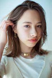 ぱっつんと切った毛先にリップラインの前髪で動きを ロブヘアスタイル 女性のヘアスタイル ボブ