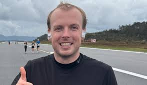 Bente stilte med flagg, og heia fram løpedøtrene på flyplasstripa