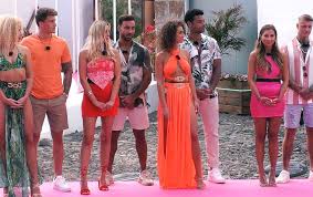 Love island wird seit der sechsten staffel von sylvie meis moderiert. Love Island Knallharter Dresscode Fur Kandidaten