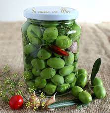 Vi presentiamo oggi la ricetta per conservare le olive sotto sale: Olive Verdi In Salamoia Ricetta Della Tradizione Calabrese