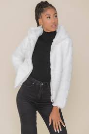 Commence par choisir sa coupe de cheveux, puis choisis la veste en fourrure pour l'habiller. Veste Fausse Fourrure A Capuche Blanche Cinelle Paris