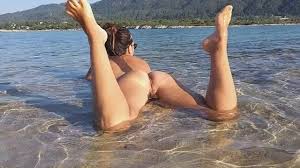 太陽の下でNAKED水遊び