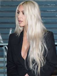 Kim Kardashian With Platinum Blonde Long Hair Cheveux Idees De Coiffures Cheveux Gris