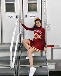 The audience of students turns on her when a popular student named hillari (shelby simmons) scolds her for inconsiderately returning a bike to her brother, who was permanently injured while riding it. Stargirl S Artemis Talks Playing Mallory Natalie Portman And Balancing School And Work New Scene Magazine