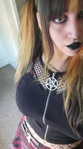 Heyyyyy! I'm Natalie! I'm 35 years old from Chicago. Love all things  Spooky! Scream is my all time favorite movie. I met Skeet, Jamie, and Lee  last month and it was a