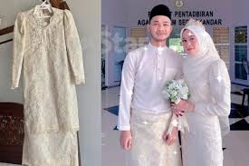 Jika selebriri lain banyak memilih dress dan kebaya untuk majlis persandingan, pelakon berbakat emelda rosmilla selesa memilih baju kurung. Pengantin Kongsi Keajaiban Baju Nikah Arwah Mak Dulu Tak Muat Tapi Sebulan Sebelum Ijab Kabul Tiba Tiba Boleh Pakai Dia Lelaki Sama Saya Kenalkan Dekat Ibu Viral Mstar