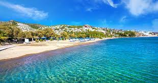 Tropez della turchia, è facile vedere bellissimi yacht attraccati al porto mescolati alle tipiche imbarcazioni turche, i tirhandil e i gulet. Soggiorno Mare Bodrum Vacanza Mare Turchia Estate 21 Arche Travel