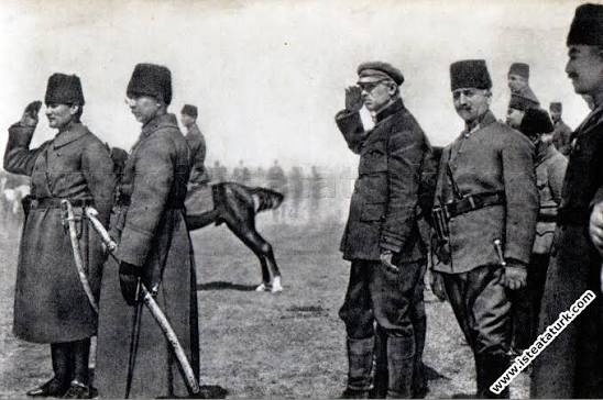 Başkomutan Gazi Mustafa Kemal Paşa, Ilgın Manevraları'nda Büyük Taarruz  öncesi ordunun hazırlıklarını denetliyor. (01.04.1922) | İşte Atatürk |  Atatürk Hakkında Bilmek İstediğiniz Herşey