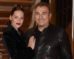 Ο αντώνης ρέμος ερμηνεύει το «η ζωή αλλιώς» και παρασύρει το κοινό σε ακόμα ένα μοναδικό μελωδικό ταξίδι, με όχημα την απαράμιλλη ερμηνεία του! Antwnhs Remos To Fili Toy Sthn Ybonnh Mposniak Gia Kalh Xronia Znews