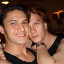 Dewi persik dan indra l brugman adegan panas, adegan rannjag artis iyang kasela bersama dewi persik, dewi persik punya pacar baru haha, dewi persik berciuman dengan indra l brugman, video. Indra Bruggman Tak Terima Dirumorkan Nikahi Bertrand Antolin