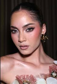 Makeup Transition with Luis Torres Techniques