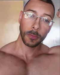 Um nerd caseiro que é dependente de treino, Um apaixonado obcecado por  animais, Um questionador das problemáticas humanas, Um idoso que prefere  cobertas, chocolate quente e músicas dos anos 80. O que