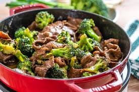 Una dintre cele mai rapide retete cu carne de vita este vita la cuptor cu sos de vin rosu, o reteta care nu iti ia pentru preparare mai mult de o ora si jumatate. Tigaie De Vita Cu Broccoli Reteta Paleo Whole30 Blondelish Com