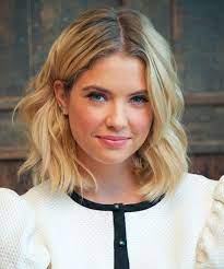 Try this celebrity medium hairstyle for women in their late 20s. 19 Of The Featured Celebrity Medium Hairstyles For Women To Copy This Year Styles Prime Medium Hair Styles Hair Styles Mid Length Hair