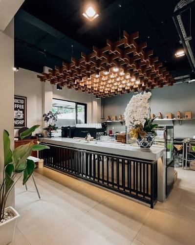 Selain di Menteng ternyata @secondfloorcoffee punya cabang kedua di Jakarta tepatnya di daerah Cikajang. Suasananya homey dan nyaman banget buat kerja atau duduk santai, seating areanya juga cukup spacious ada indoor smoking