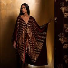 Dagli ambienti più intimi del vivere quotidiano ai luoghi simbolo dell'ospitalità, dalle dimore private ai luxury hotel: Mariano Fortuny Silk And Glass Luxury Lamps Clothing Cushions Fortuny