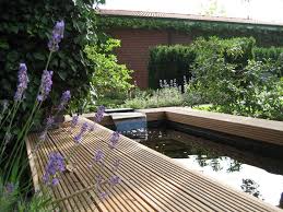 Wasserspiel In Ein Wasserbecken Wasserbecken Wird Umrandet Von Holz In 2020 Garten Landschaftsbau Gartengestaltung Wasser Im Garten