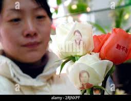 Bildnummer: 51033772 Datum: 20.12.2005 Copyright: imago/Xinhua Fotoprints  und Schriftzug auf Rosenblättern