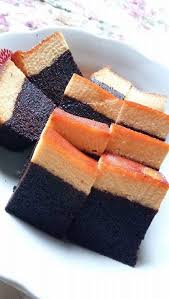 Tabur gula pasir merata ke dalam loyang 9x9in, panaskan dengan api kecil hingga gula menjadi karamel, apabila gula menjadi karamel, ratakan ke seluruh loyang dengan mengoyangkan loyang ke kiri dan kanan tanpa. Kek Coklat Moist Karamel Untuk Resepi Aneka Puding Facebook