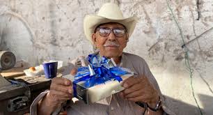 Don Adrián, vecino de la colonia Olivares, cumplió 100 años: "uno va  viviendo la vida, dejando lo malo y recordando lo bueno", dice