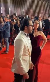 يشار إلى أن الفنانة منى زكي، عادت وبعد ذلك ستبدأ الفنانة منى زكي في الاستقرار على العمل الدرامي الذي من الممكن أن تخوض به السباق الرمضاني المقبل، بعد غياب دام عدة سنوات. Ø£Ø­Ù…Ø¯ Ø­Ù„Ù…Ù‰ ÙŠØ´Ø§Ø±Ùƒ Ø¬Ù…Ù‡ÙˆØ±Ù‡ ÙÙŠØ¯ÙŠÙˆ Ø·Ø±ÙŠÙ Ù…Ø¹ Ø²ÙˆØ¬ØªÙ‡ Ù…Ù†Ù‰ Ø²ÙƒÙ‰ Ø¨Ù…Ù‡Ø±Ø¬Ø§Ù† Ø§Ù„Ù‚Ø§Ù‡Ø±Ø© Ø§Ù„Ø³ÙŠÙ†Ù…Ø§Ø¦Ù‰ Ø§Ù„ÙŠÙˆÙ… Ø§Ù„Ø³Ø§Ø¨Ø¹