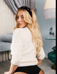 Sydney Sweeney tights laddered on nail