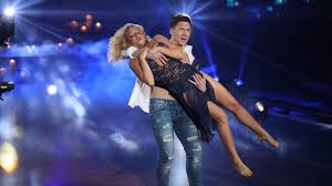 Kurz vorm halbfinale können evelyn burdecki und evgeny vinokurov nicht überzeugen. Mieser Contemporary Let S Dance Fans Uneinig Uber Evelyn Promiflash De