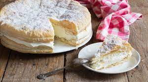 Non vi dico le volte che un rotolo di pasta sfoglia mi ha salvato la cena, lo srotoli, metti dentro formaggi, saluti o quello che hai in frigo ed ecco che in un attimo si porta a tavola un piatto buonissimo, come una torta salata o un rotolo ripieno e per la cena. Torta Di Pasta Sfoglia Alla Crema Una Millefoglie Velocissima Dolci