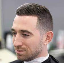 Model potongan rambut pertama yang cocok untuk pria berambut keriting adalah caesar's haircut. Fade Undercut Wajah Lonjong Fade Undercut Model Rambut Pendek Pria Novocom Top