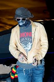 نفى نجم هوليوود جوني ديب، أنه صفع زوجته السابقة الممثلة آمبر هيرد بعد أن تملكه الغضب لسخريتها من وشم رسمه على ذراعه وذلك خلال شهادته أمام المحكمة العليا في. Ø¬ÙˆÙ†Ù‰ Ø¯ÙŠØ¨ ÙÙ‰ Ø£ÙˆÙ„ Ø¸Ù‡ÙˆØ± Ù„Ù‡ Ø¨Ø¹ÙŠØ¯Ø§ Ø¹Ù† Ø³Ø§Ø­Ø§Øª Ø§Ù„Ù…Ø­Ø§ÙƒÙ… Ø¨Ù…Ù‡Ø±Ø¬Ø§Ù† Ø³Ø§Ù† Ø³ÙŠØ¨Ø§Ø³ØªÙŠØ§Ù† ØµÙˆØ± Ø§Ù„ÙŠÙˆÙ… Ø§Ù„Ø³Ø§Ø¨Ø¹