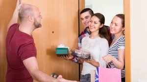 Rüyada evi dağınık eve misafir gelmesi anlayışlı bir kısmet ile dünyaevine gireceğine ve ferahlığa çıkacağına, bir süre sorun yaşasa da daha sonra çok daha iyi bir şekilde ilerleme kaydedeceğine delalet etmektedir. Misafirlerinizi Rahat Ettirmek Icin Dikkat Etmeniz Gerekenler Salon