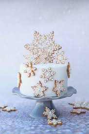 Torten sind in der mehrzahl rund, oft mehrstöckig (besonders hochzeitstorten) und nur selten rechteckig oder quadratisch. Schoko Baileys Torte Mit Vanille Und Creme Brulee Marion S Kaffeeklatsch