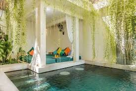 Membangun kolam renang pribadi di halaman belakang rumah yang banyak ditumbuhi tanaman dan pepohonan adalah pilihan yang tepat. 28 Inspirasi Kolam Renang Mewah Di Belakang Rumah Ruang Inspiratif