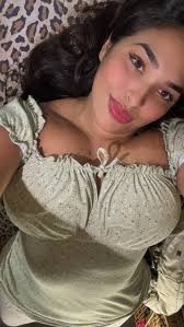 Quiero recuperar las cosas bonitas: regalar flores, caminar abrazados,  susurrarse en el oído, respetarse… y una rica leída a la flor antes de  dormir❣️