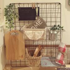 diyにはもはやかかせない100均のすのこ 組み合わせるだけでおしゃれな家具が作れるのでとってもおすすめ みんなが作った物を参考にしてみましょう 壁 収納 diy アイデア 収納