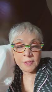 Tá difícil encarar a realidade de ser brasileiro no BRASIL , no tel SO  GOLPE, na rua DO ASSALTO, para os mais humildes não existe perspectiva de  um futuro DECENTE, para os artistas uma batalha diária ...