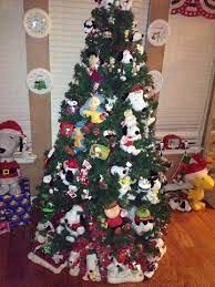Pin By Holly Chatterton On Snoopy Snoopy Christmas Tree Christmas Tree Themes Peanuts Gang Christmas
