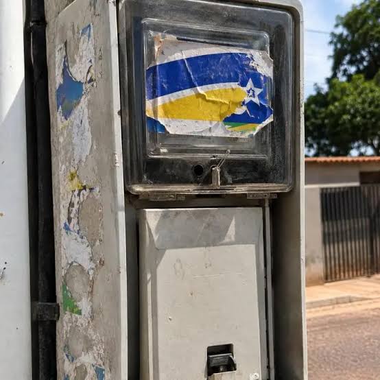 Adesivos e santinhos em caixas de medidores podem interferir na leitura de energia - JL Not&iacute;cias