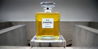 Je lance ma collection le 5 mai, cinquième mois de l'année, laissons lui le numéro qu'il porte et ce numéro 5 lui portera chance. Comment Chanel N 5 Est Il Devenu Un Parfum Aussi Populaire