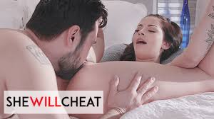 LEI IMBROGLIERÀ - La birichina Bella Luna conosce suo suocero unendosi a  lui sotto la doccia