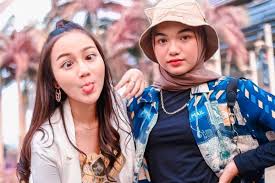Ahead, we will also know we will also look at who is nanda arsyinta, how she become famous, nanda arsyinta's boyfriend. 10 Potret Keseruan Nanda Arsyinta Bersama Sang Adik Sister Goals