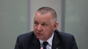 Dmuchneli jego syna z dyrektorskiej posady w pko, ciekawe przez jakież to etapy konkursu musiał przebrnąć, by się tam znaleźć? Trwa Przesluchanie Zony Jakuba Banasia Wezwanie Do Prokuratury Otrzymala Na Lotnisku Polityka Wiadomosci Gazeta Pl