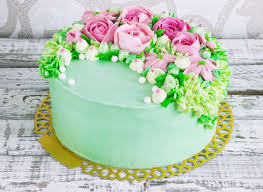 Immagini Stock Torta Di Compleanno Con I Fiori E Aumentato Su Sfondo Bianco Image 71929892